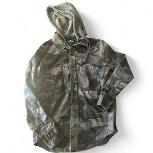 Hollister Men’s (teen guy) black/grey camo hooded shirt/light jacket size XS